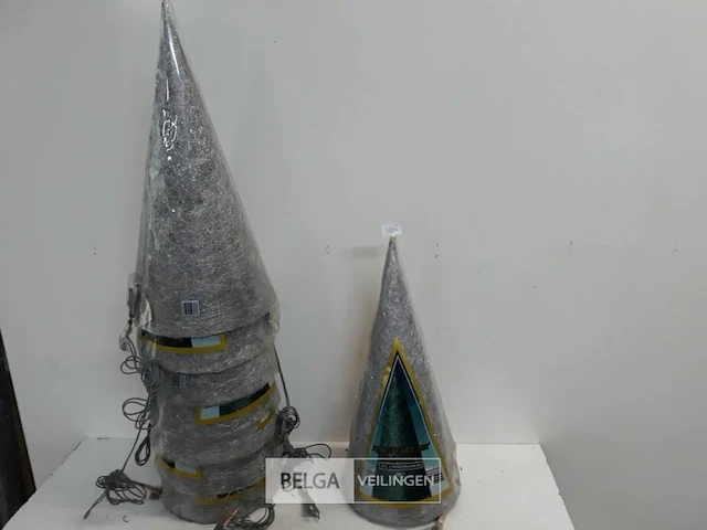 8 x kerstkegel 50 cm met 20 lampen zilver - afbeelding 1 van  3