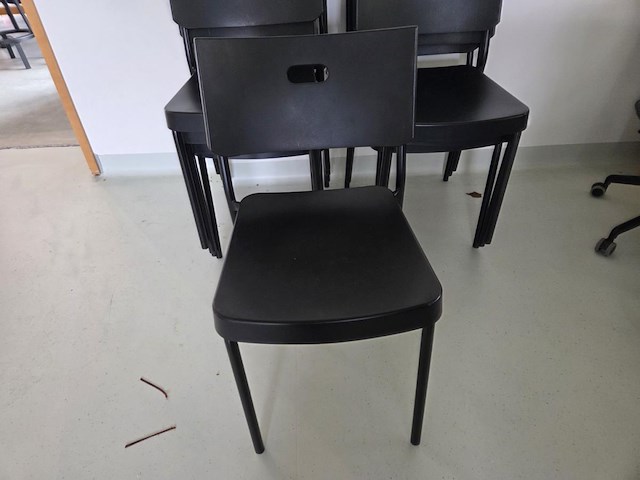 8 zwarte kunststof stoelen ikea - afbeelding 5 van  5