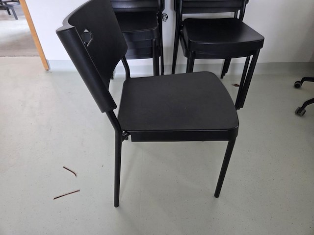 8 zwarte kunststof stoelen ikea - afbeelding 2 van  5