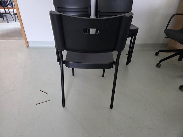 8 zwarte kunststof stoelen ikea - afbeelding 1 van  5