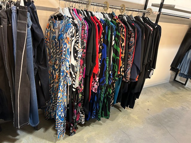 80 kleedjes en gilets - afbeelding 1 van  17