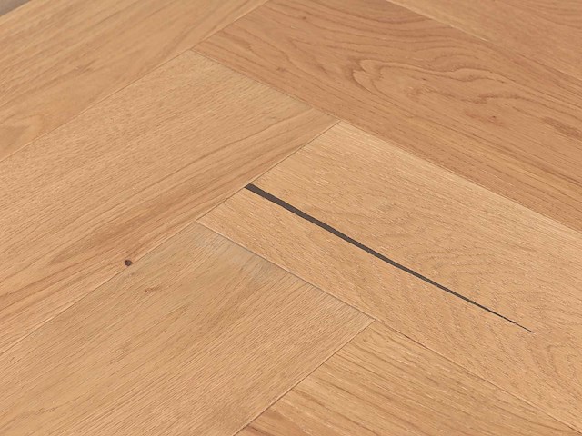 83 m2 parket eiken visgraat - 725 x 130 x 14 mm - afbeelding 1 van  4