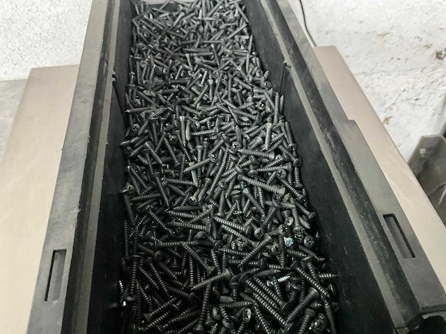 8.61 kg bolverzonken plaatschroef zwart 3,5 x 25 in stapelbare bak - afbeelding 3 van  5