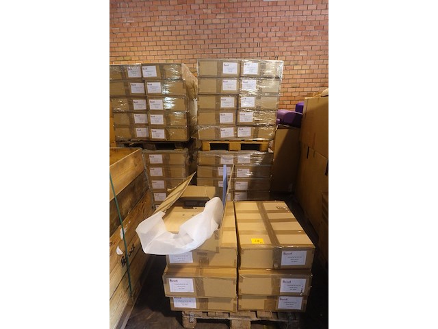 87x klapstoel met muurbevestiging. omschrijving: type: strapotin fw 100, merk: fibrocit, blank vernis ral 9005. - afbeelding 1 van  6