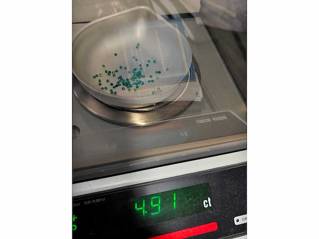 89 natuurlijke groene smaragden – ronde vorm – 4,91 cts - afbeelding 4 van  6