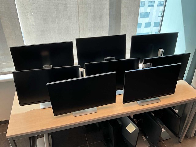 8x dell monitor 24inch met voet! - afbeelding 1 van  3