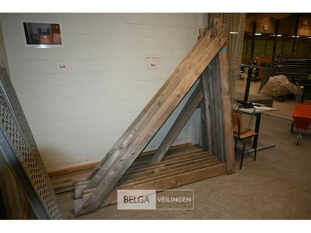 ± 8x houten driehoekige constructiepalen - afbeelding 1 van  5