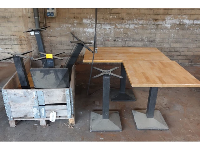 8x houten tafel met metalen onderstel - afbeelding 1 van  5