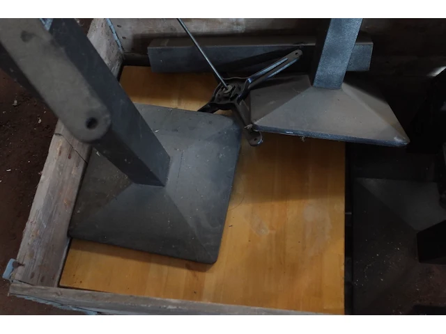 8x houten tafel met metalen onderstel - afbeelding 3 van  5