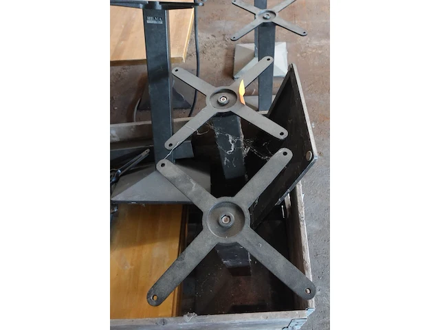 8x houten tafel met metalen onderstel - afbeelding 4 van  5