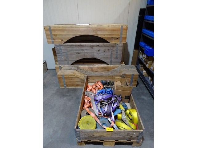 8x houten transportzadel + pallet diverse spanriemen - afbeelding 1 van  3