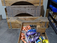 8x houten transportzadel + pallet diverse spanriemen