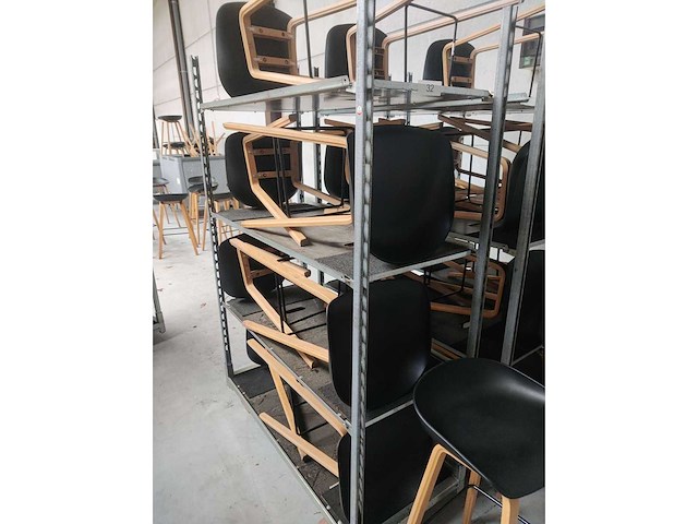 8x zwarte barstoel (houten frame (excl. transportkar) (8x) - afbeelding 2 van  4
