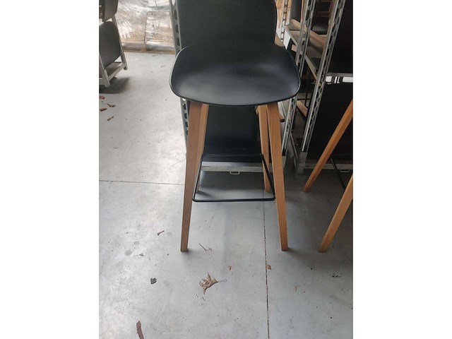 8x zwarte barstoel (houten frame (excl. transportkar)) (8x) - afbeelding 2 van  3