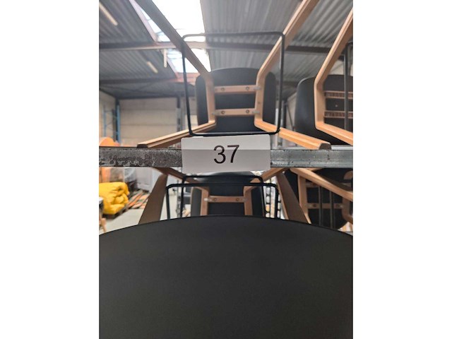 8x zwarte barstoel (houten frame (excl. transportkar)) (8x) - afbeelding 1 van  4
