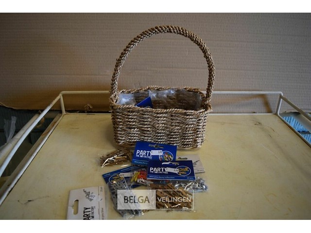 8x20pcs mini wasknijpers in rieten korfje - afbeelding 1 van  2