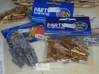 8x20pcs mini wasknijpers in rieten korfje - afbeelding 2 van  2