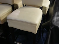 9 beige barkrukken met zwarte poten