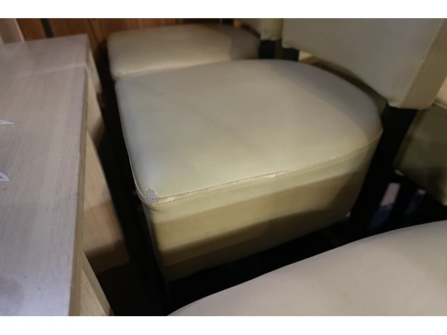 9 beige barkrukken met zwarte poten - afbeelding 3 van  4