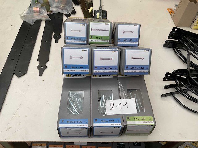 9 dozen bouten en hout schroeven - afbeelding 1 van  6