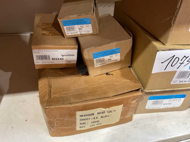 9 dozen bouten en moeren - afbeelding 2 van  7