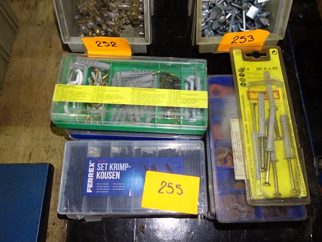 9 dozen klein materiaal - afbeelding 2 van  2