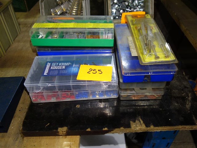 9 dozen klein materiaal - afbeelding 1 van  2