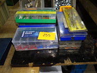 9 dozen klein materiaal - afbeelding 1 van  2