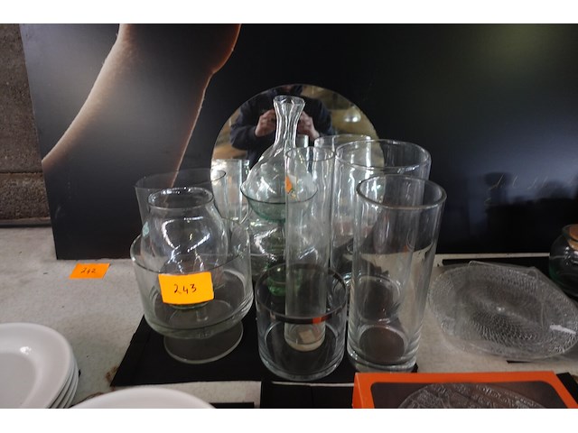 9 glazen vazen en spiegeldienbord - afbeelding 1 van  4