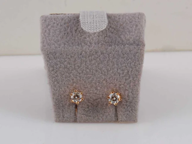 9 kt geelgouden oorbel met natuurlijke diamant - afbeelding 5 van  6