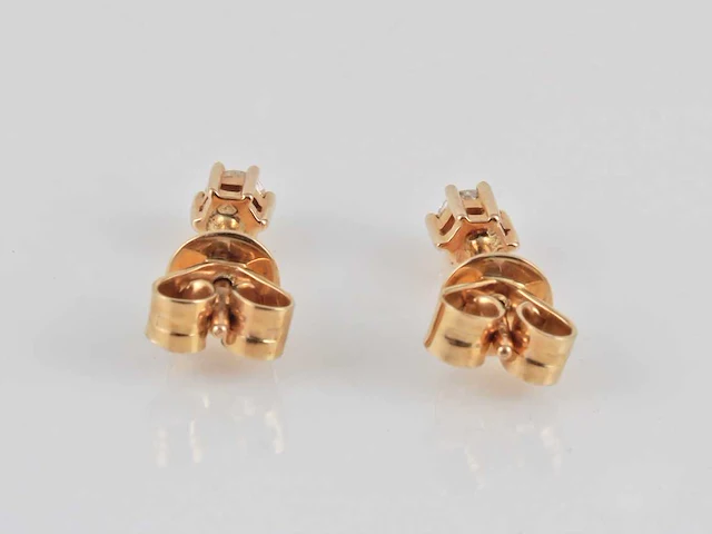 9 kt geelgouden oorbel met natuurlijke diamant - afbeelding 6 van  6