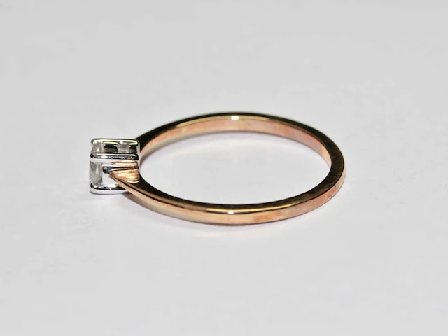 9 kt geelgouden ring met natuurlijke diamant - afbeelding 2 van  7