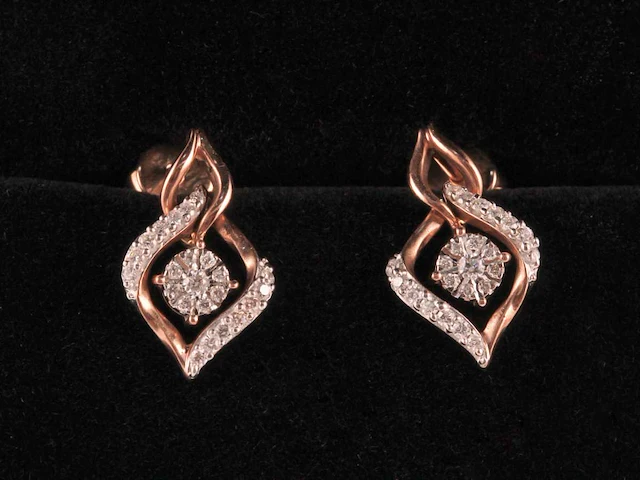 9 kt rozegouden oorbel met natuurlijke diamant - afbeelding 2 van  4