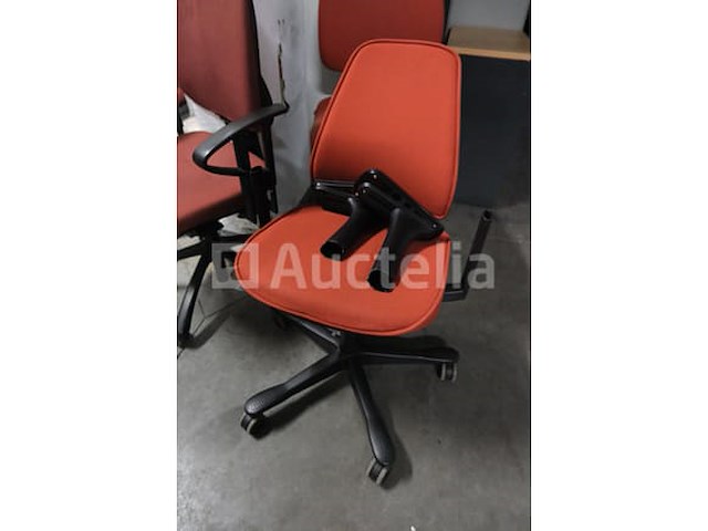 9 ongelijke bureaustoelen - afbeelding 2 van  10