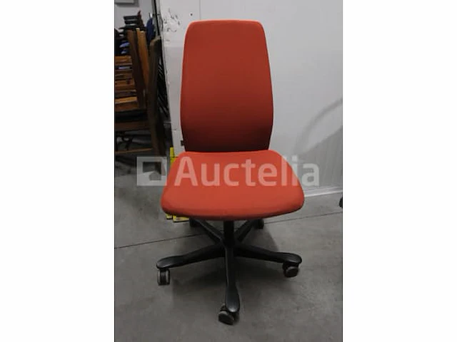 9 ongelijke bureaustoelen - afbeelding 1 van  10