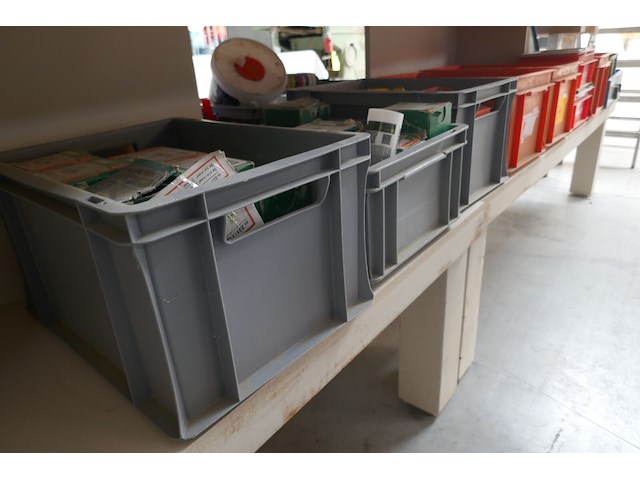 9 plastieken bakken met bevestigingsmateriaal - afbeelding 1 van  5