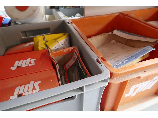 9 plastieken bakken met bevestigingsmateriaal - afbeelding 3 van  5