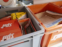 9 plastieken bakken met bevestigingsmateriaal - afbeelding 3 van  5