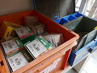 9 plastieken bakken met bevestigingsmateriaal - afbeelding 5 van  5