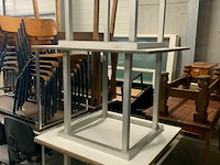 9 tafels met houten bladen en metalen poten