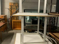 9 tafels met houten bladen en metalen poten - afbeelding 2 van  5