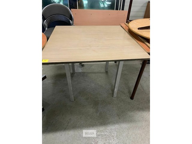 9 tafels met houten bladen en metalen poten - afbeelding 4 van  5