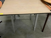 9 tafels met houten bladen en metalen poten - afbeelding 4 van  5