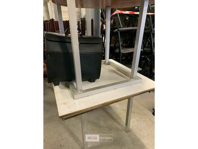 9 tafels met houten bladen en metalen poten - afbeelding 5 van  5