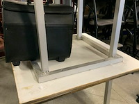 9 tafels met houten bladen en metalen poten - afbeelding 5 van  5