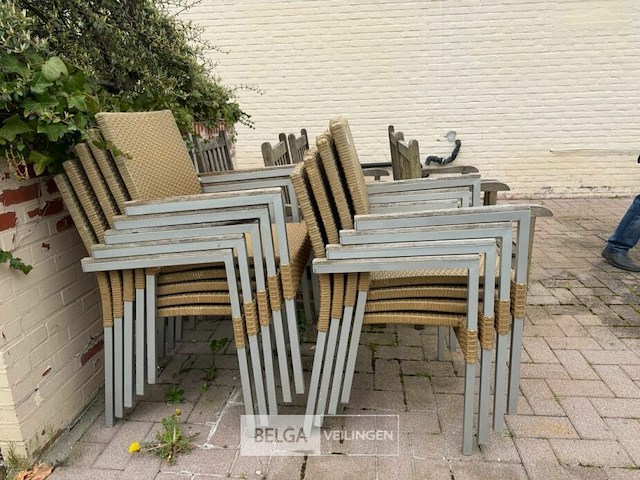 ± 9 tuinstoelen - afbeelding 2 van  4