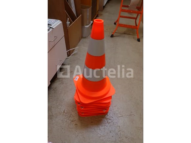 9 verkeerskegels - afbeelding 1 van  2