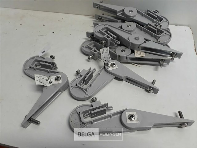 9 x golfplaatklem voor ophangbeugel licht grijs pvc regenafvoer - afbeelding 1 van  3