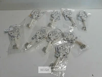9 x hangdeco sleutel 12 cm zilver/wit - afbeelding 2 van  3