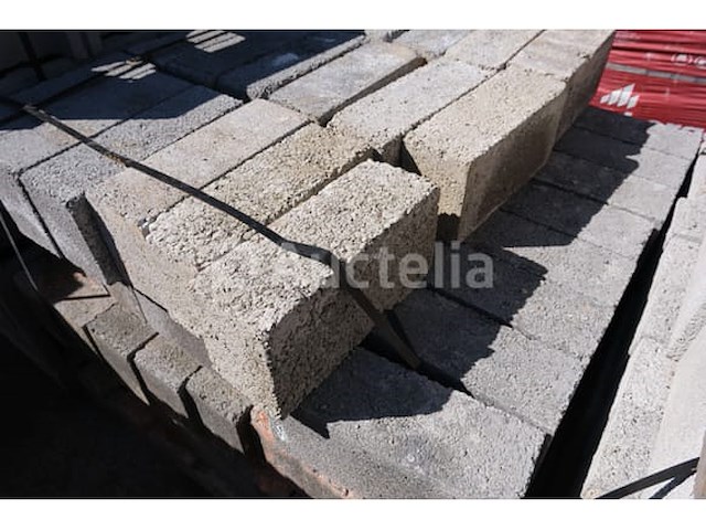 90 massieve blokblokken 39x14x19 - afbeelding 1 van  7